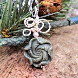 Nature Alashan Agate Carved Lotus Flower Pendant Necklace